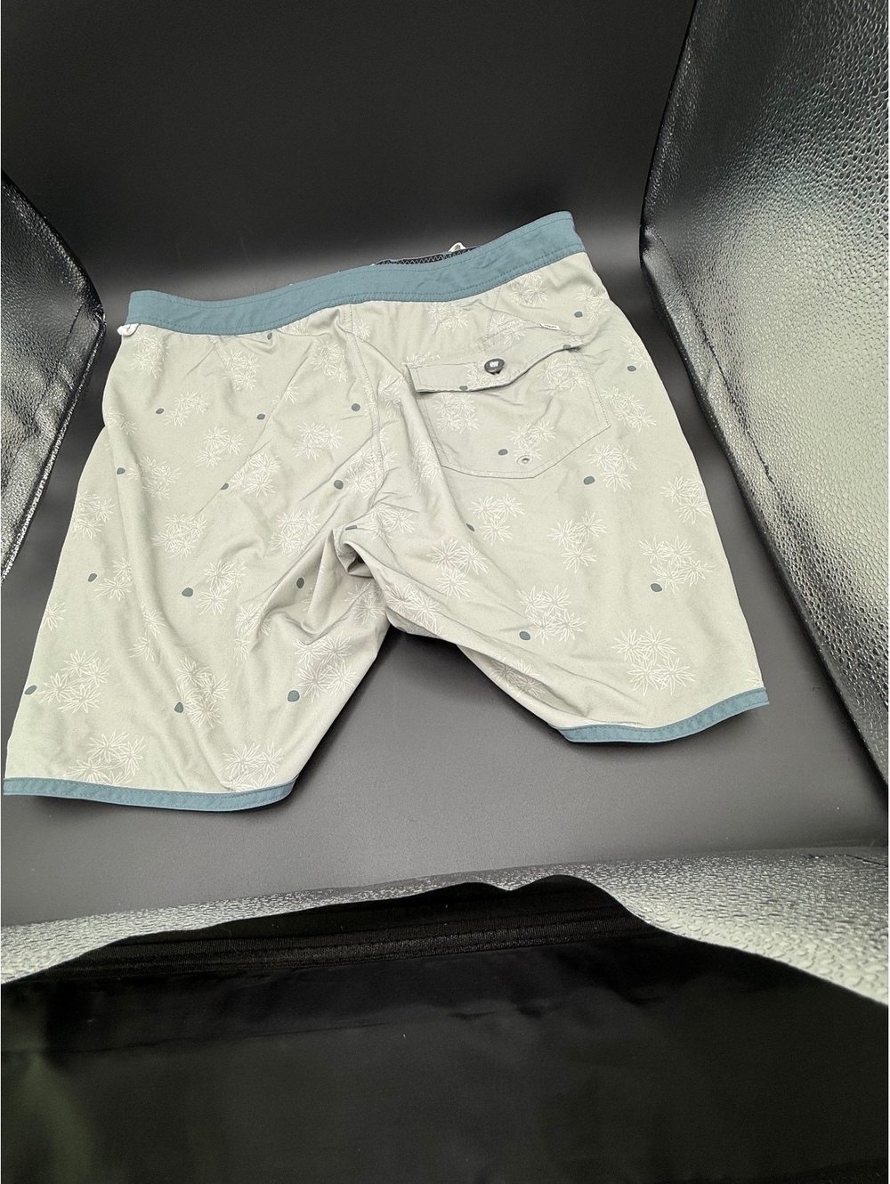 Vuori Cruise V314 Gray Floral Boardshorts Men’s 34